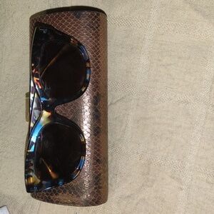 Chic Tortoise Shell Center Stage Sunglasses With Case NOW ONLY $25